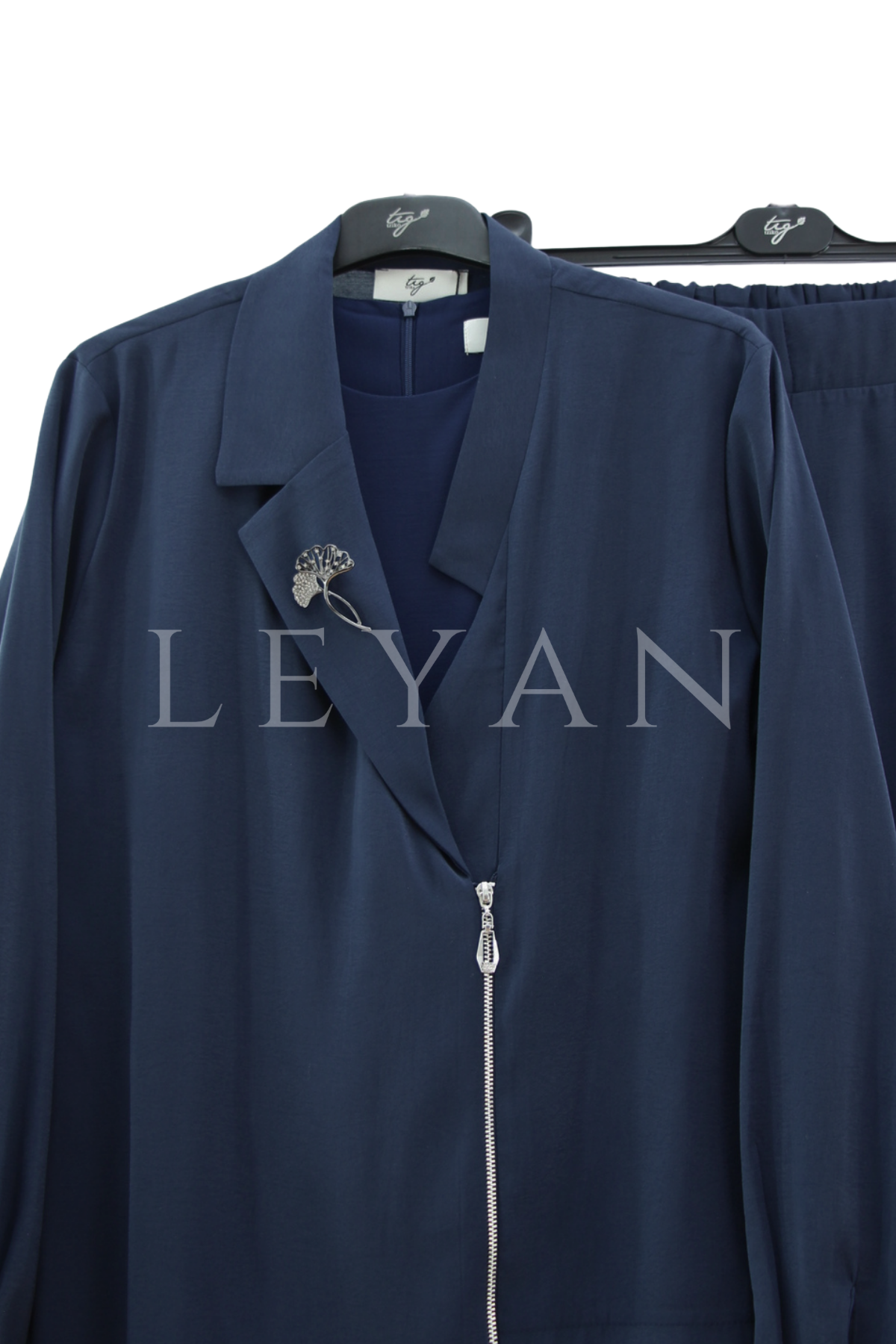 Tığ Triko Asimetrik Kesim Broş Detaylı Takım- LYN04496 Lacivert