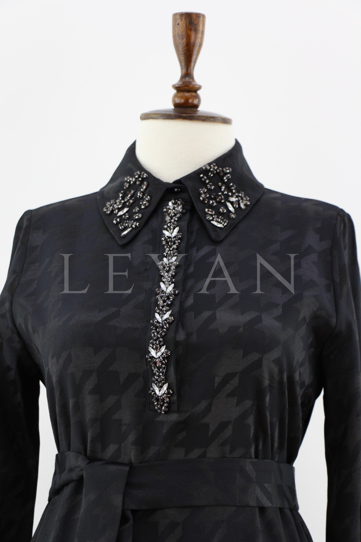 Orhan Yakası Taşlı Elbise-LYN04627 Siyah